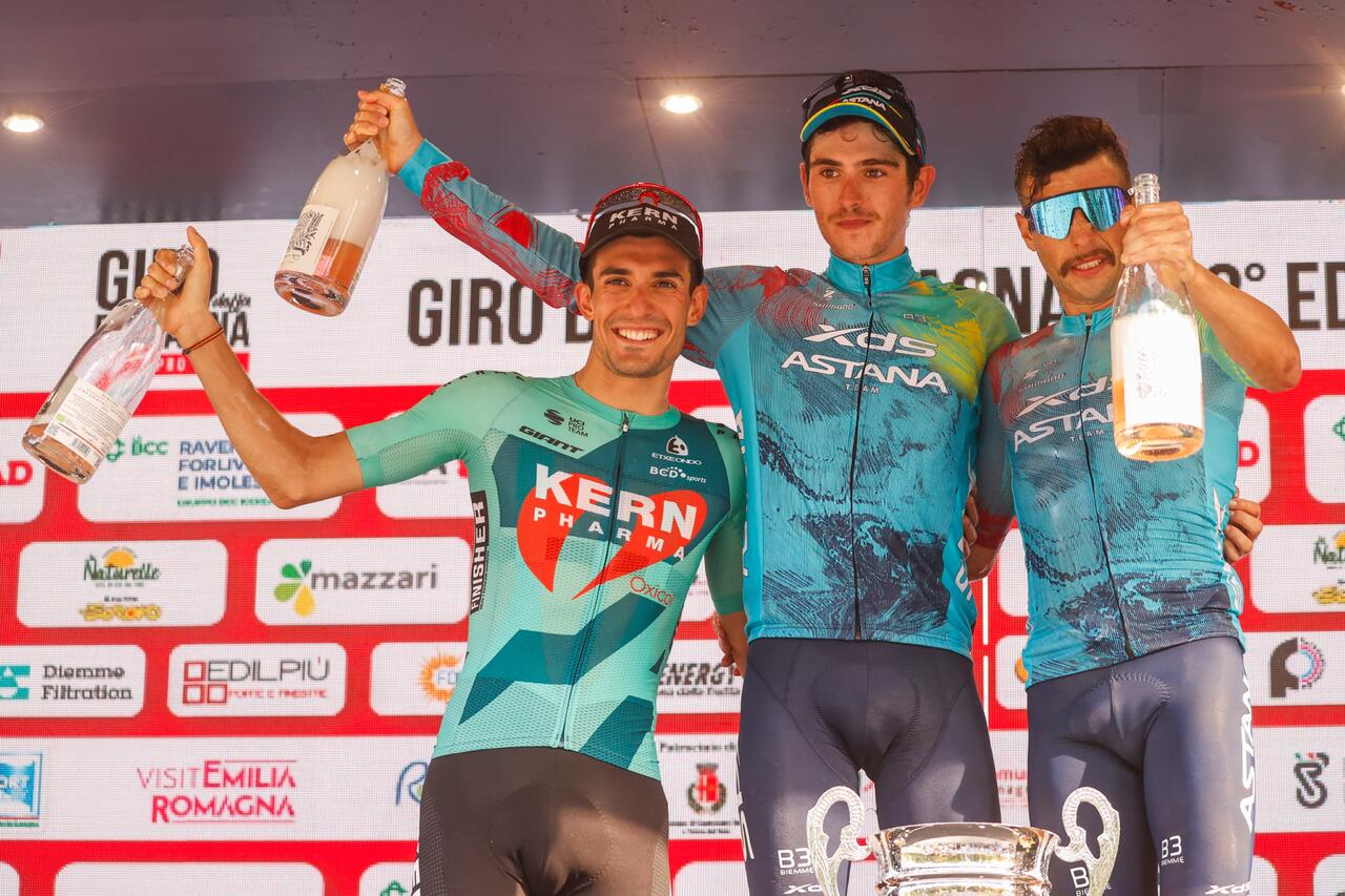 Christian Scaroni sul podio del Giro di Romagna 2025 con Iván Cobo e Simone Velasco ©Sprint Cycling