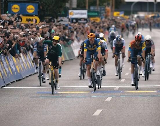 L'esultanza di Brennan dopo la vittoria nella quarta tappa del Deutschland Tour 2025 ©Deutschland Tour