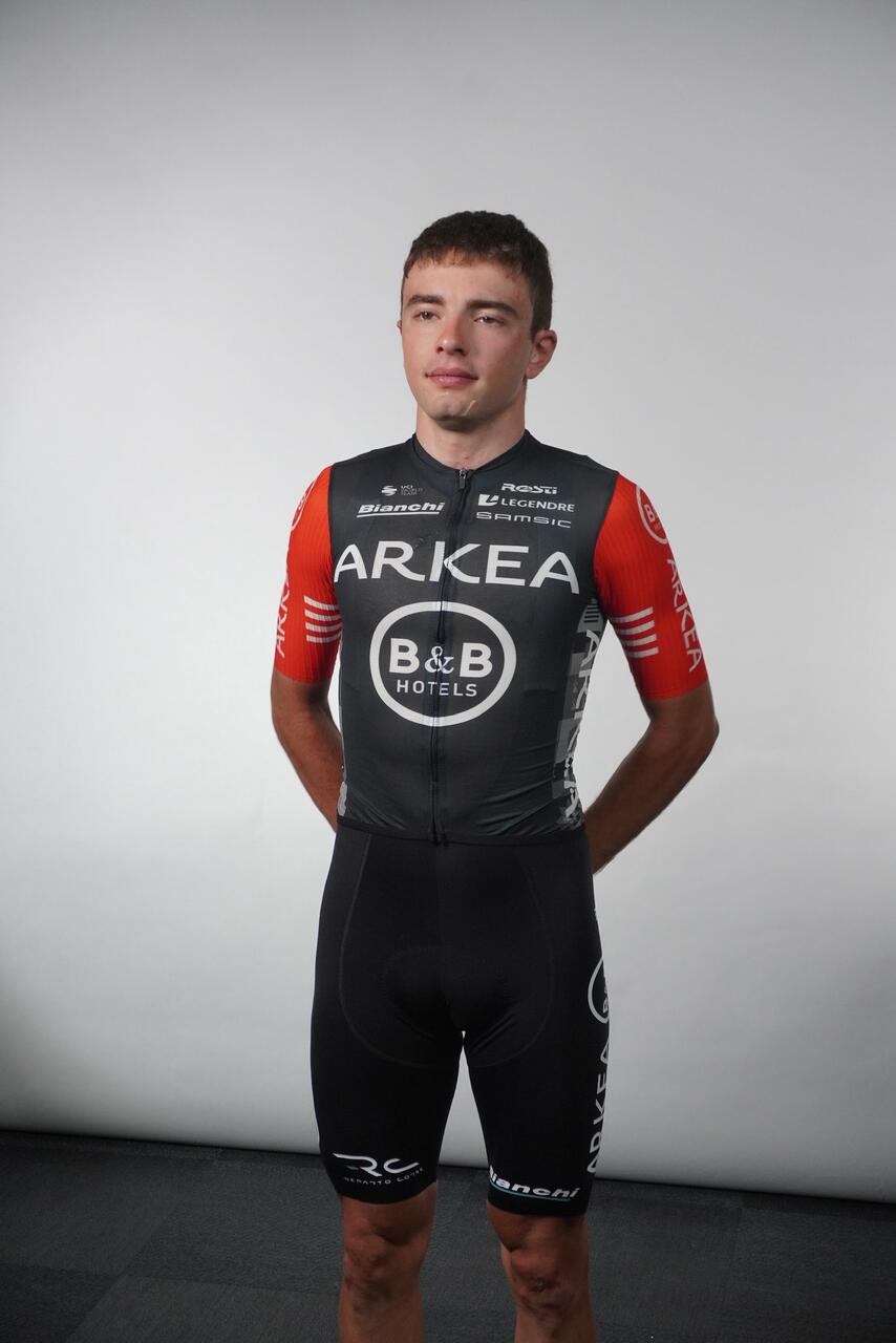 La maglia a colori invertiti dell'Arkéa-B&B Hotels per la Vuelta a España 2025 ©ARKEA-B&B HOTELS via X