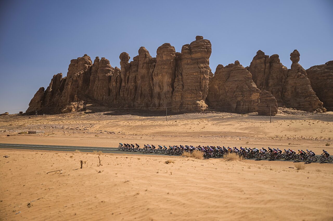 Il gruppo dell'AlUla Tour 2026, mentre percorre il deserto arabico