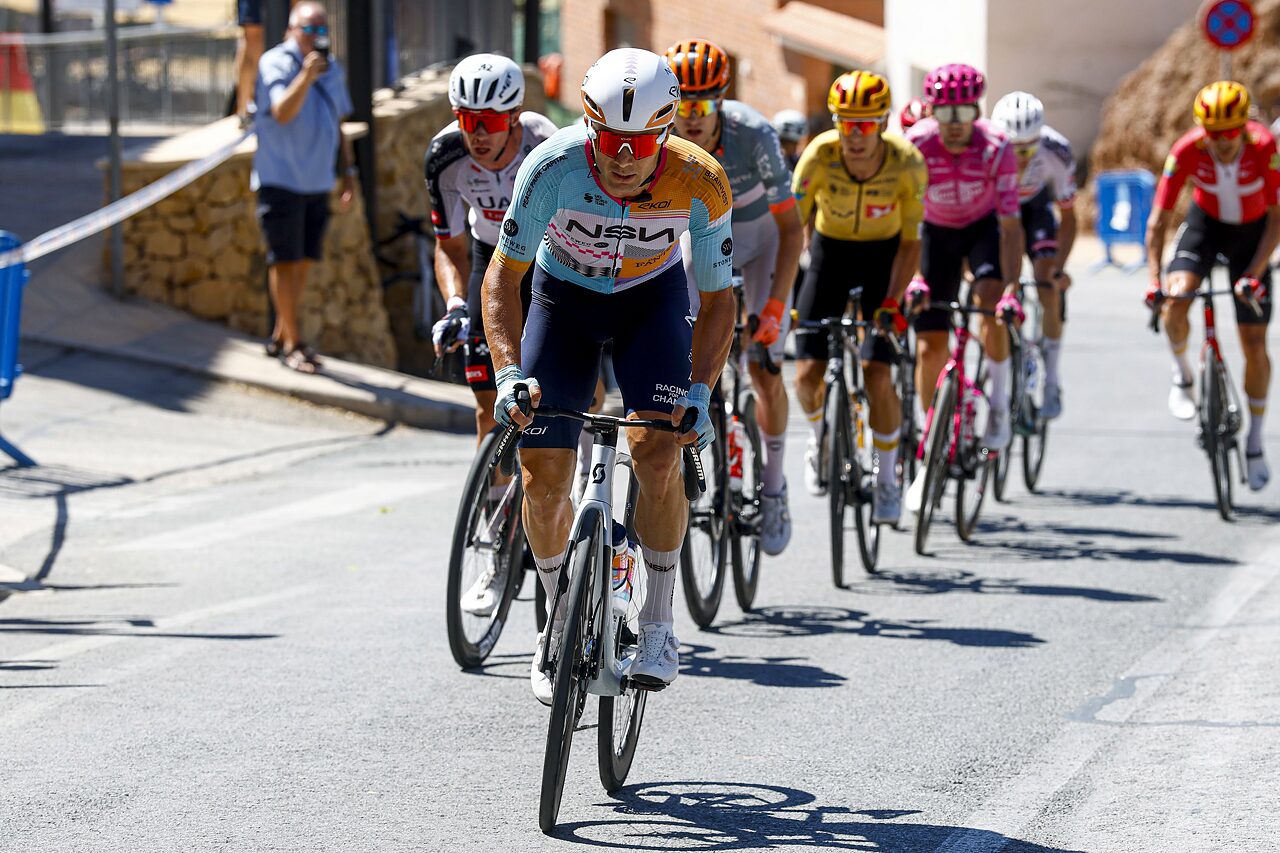 Alexey Lutsenko in fuga durante la nona tappa della Vuelta a España 2026 © NEN Cycling Team via X