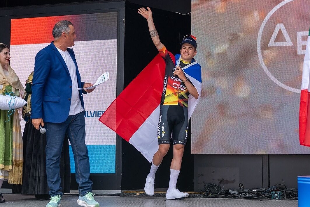 Václav Ježek prima di salire sul podio finale del Tour of Hellas