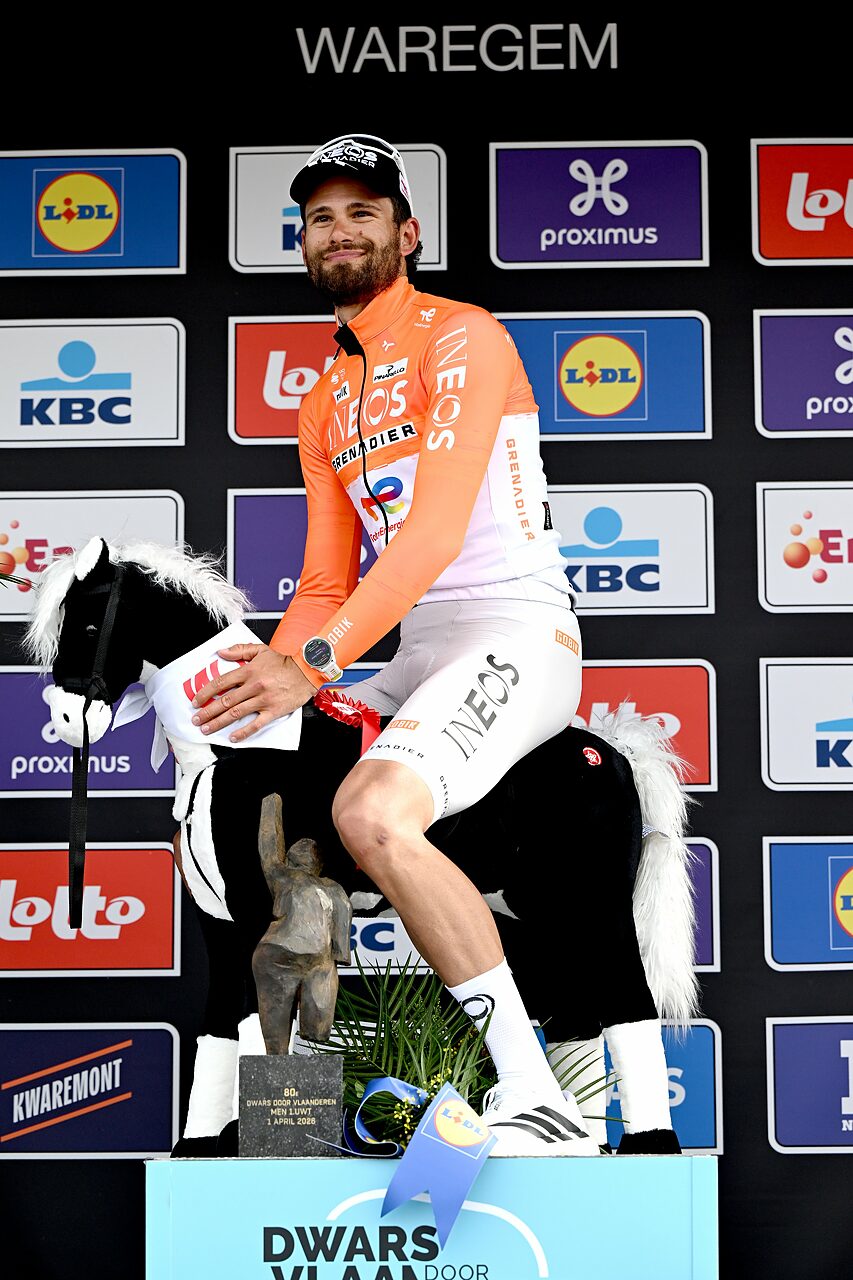 Filippo Ganna, insieme ai suoi premi, sul gradino più alto del podio della Dwars door Vlandereen 2026
