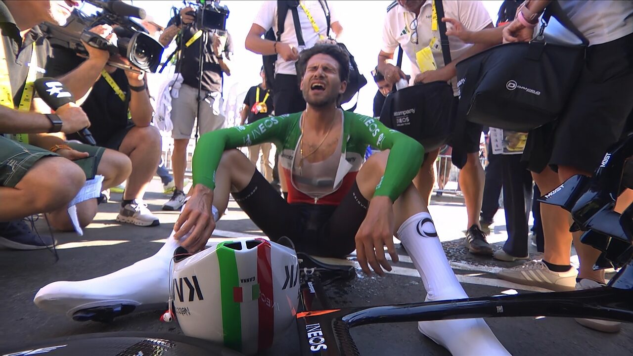 Filippo Ganna sfinito dopo l'inatteso sforzo sull'ultima salita della prima tappa del Tour de France 2026