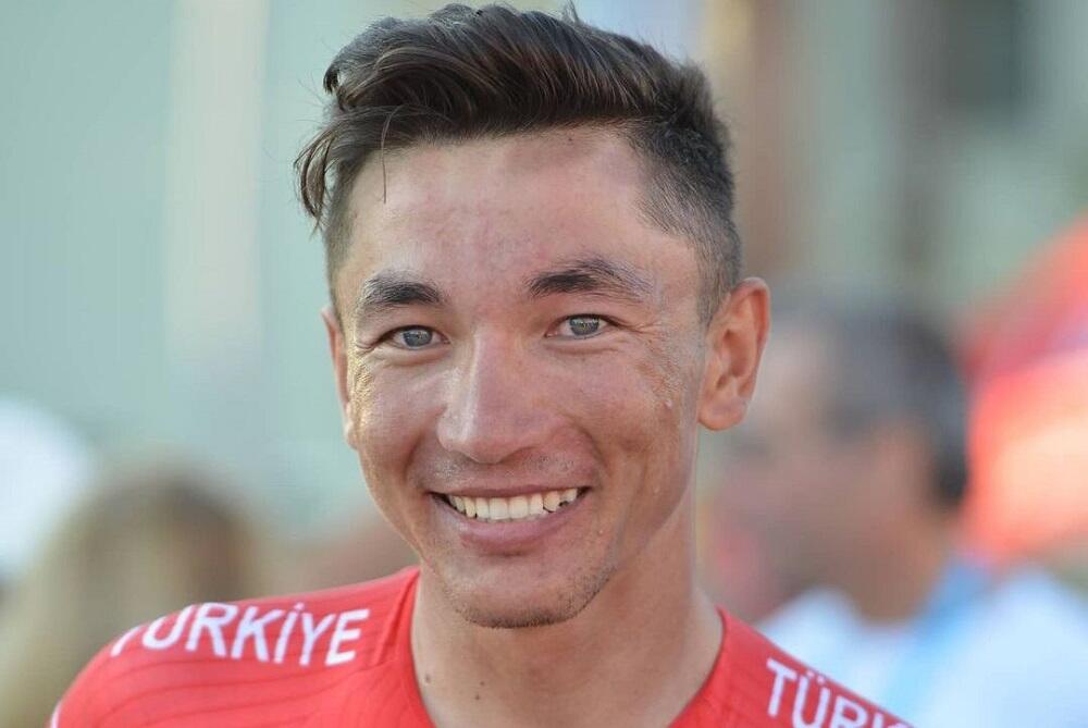 Un sorridente Ahmet Örken con la maglia della nazionale ©️ Ahmet Örken