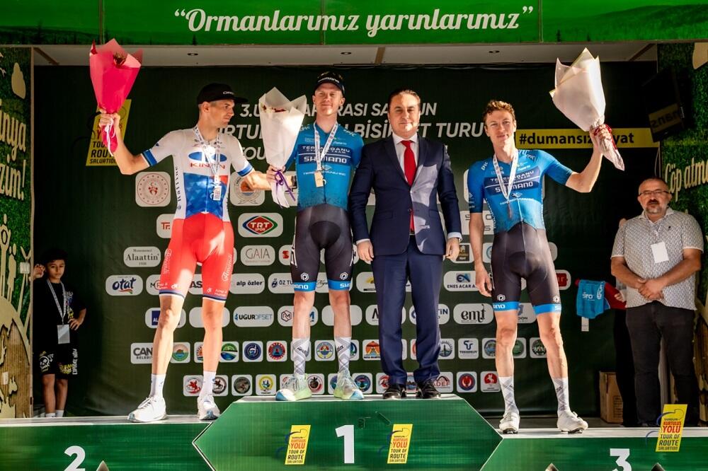 Il podio finale del Tour of Route Salvation