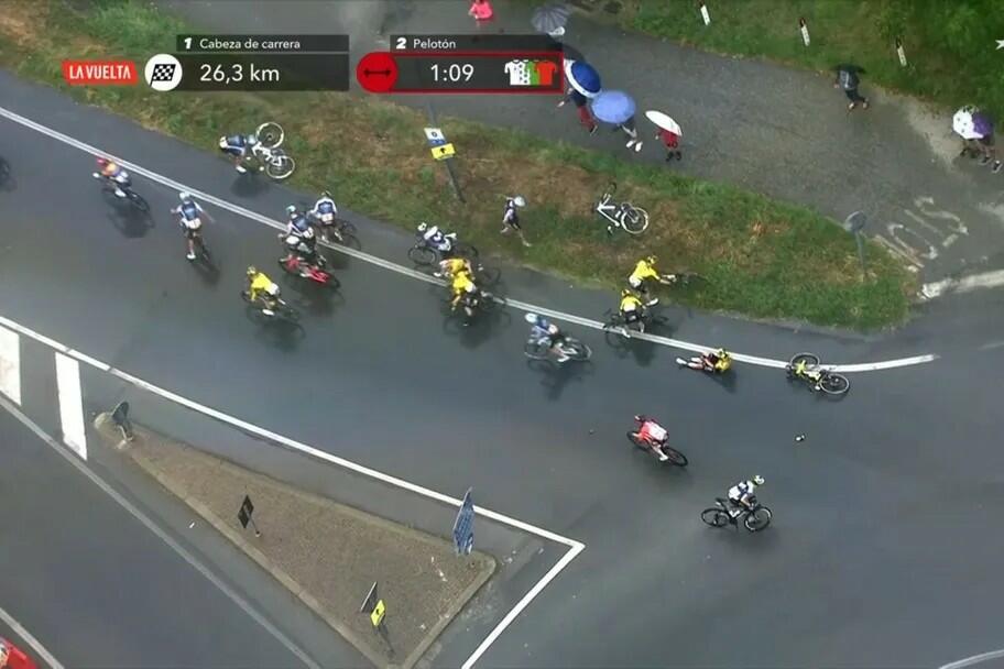 I corridori a terra nella caduta che ha coinvolto, tra gli altri, Zingle e Vingegaard