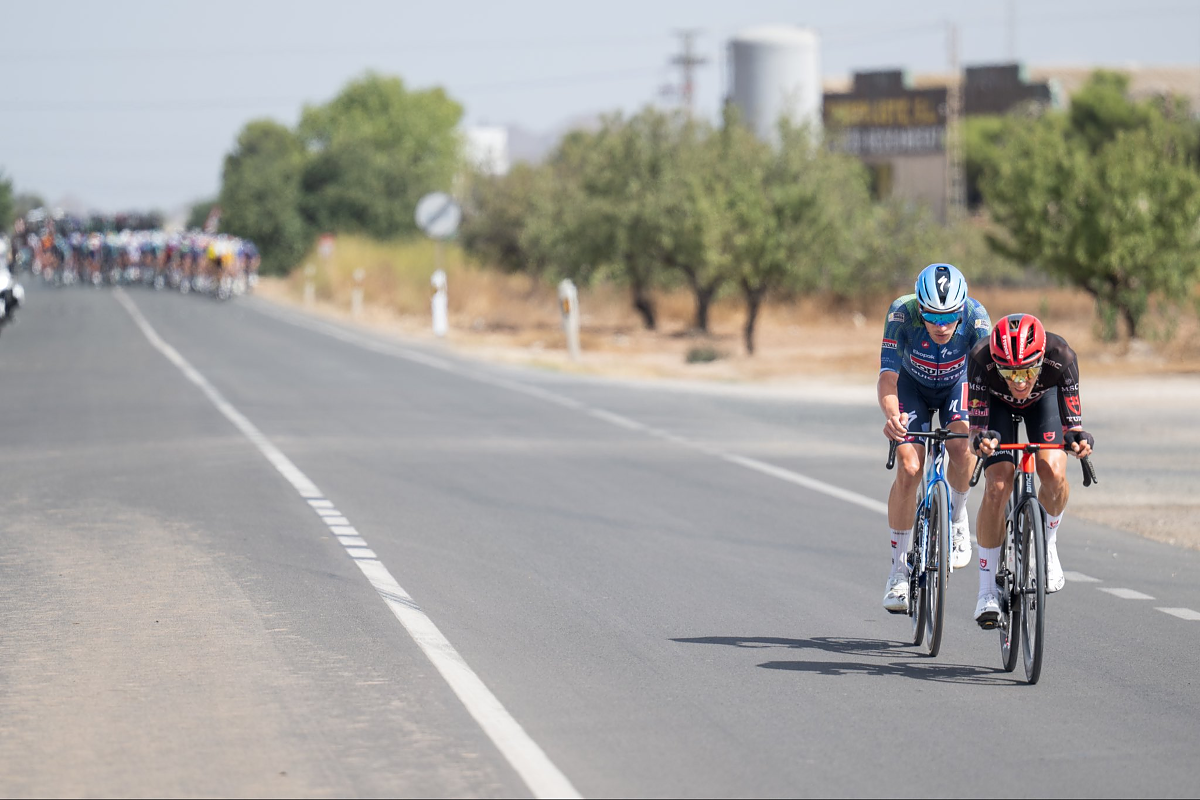 Larry Warbasse (Tudor) e Ethan Hayter (Soudal Quick-Step) in fuga ©La Vuelta (Foto Cxcling)