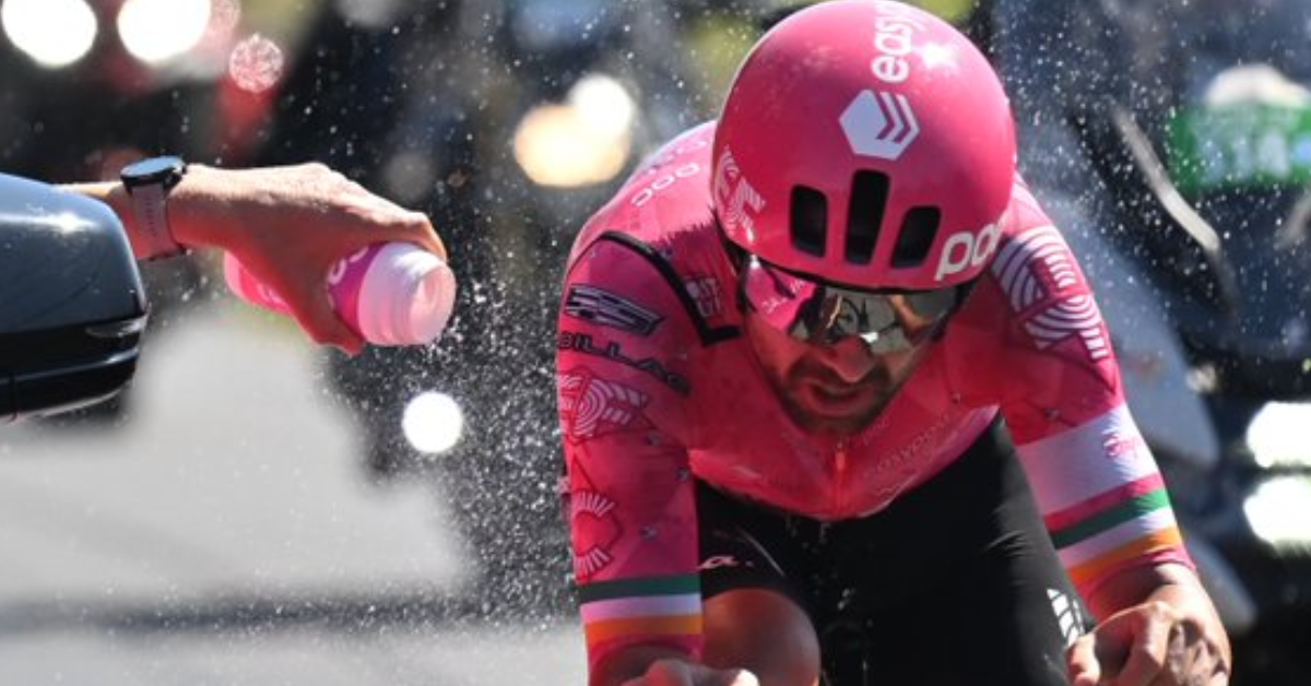 Ben Healy in fuga verso la vittoria sul traguardo di Vire Normandie © Profilo X Le Tour de France