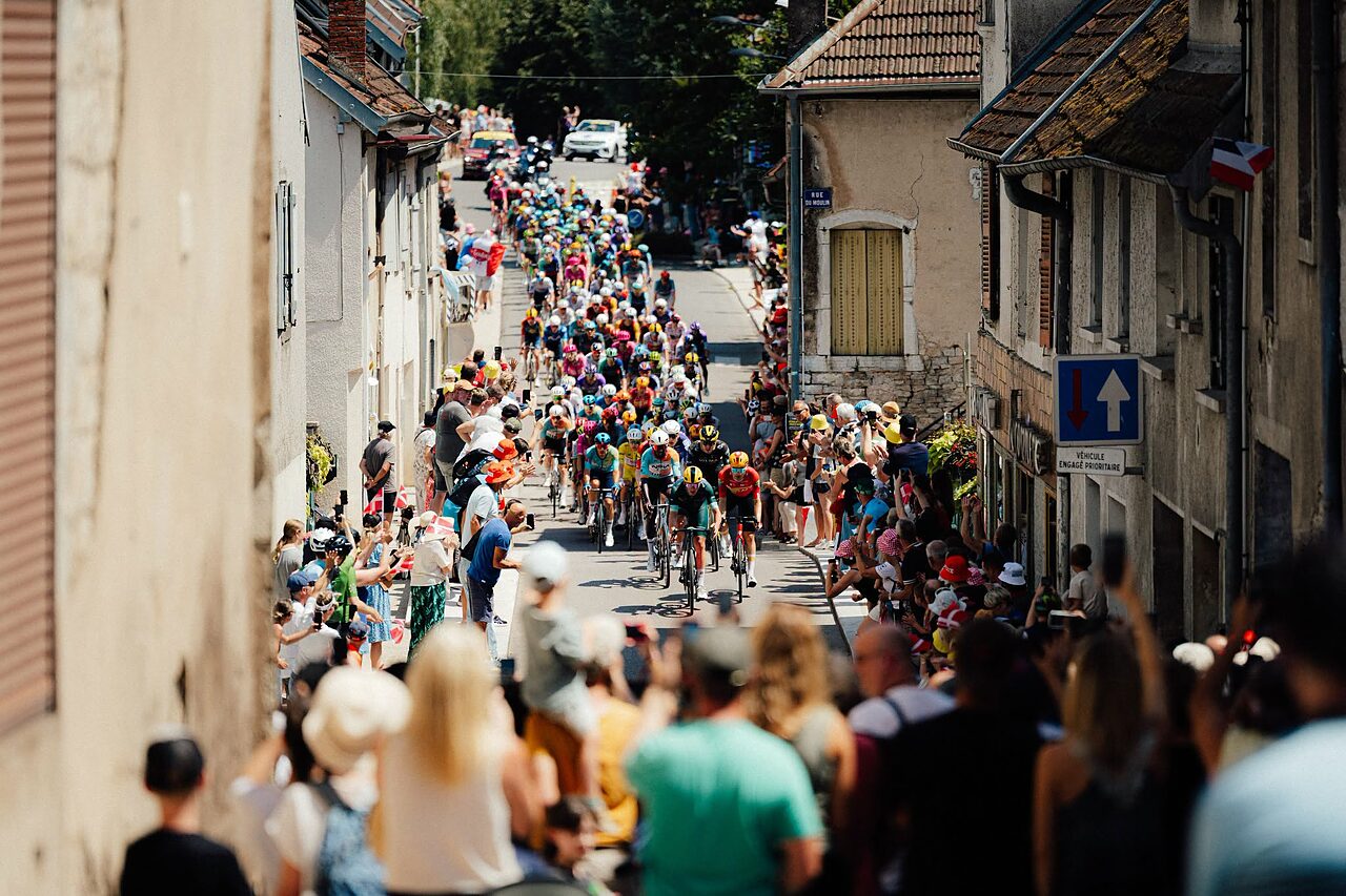 Mads Pedersen guida il gruppo maglia gialla nella 13a tappa del Tour de France 2026 ©Tour de France via Fb