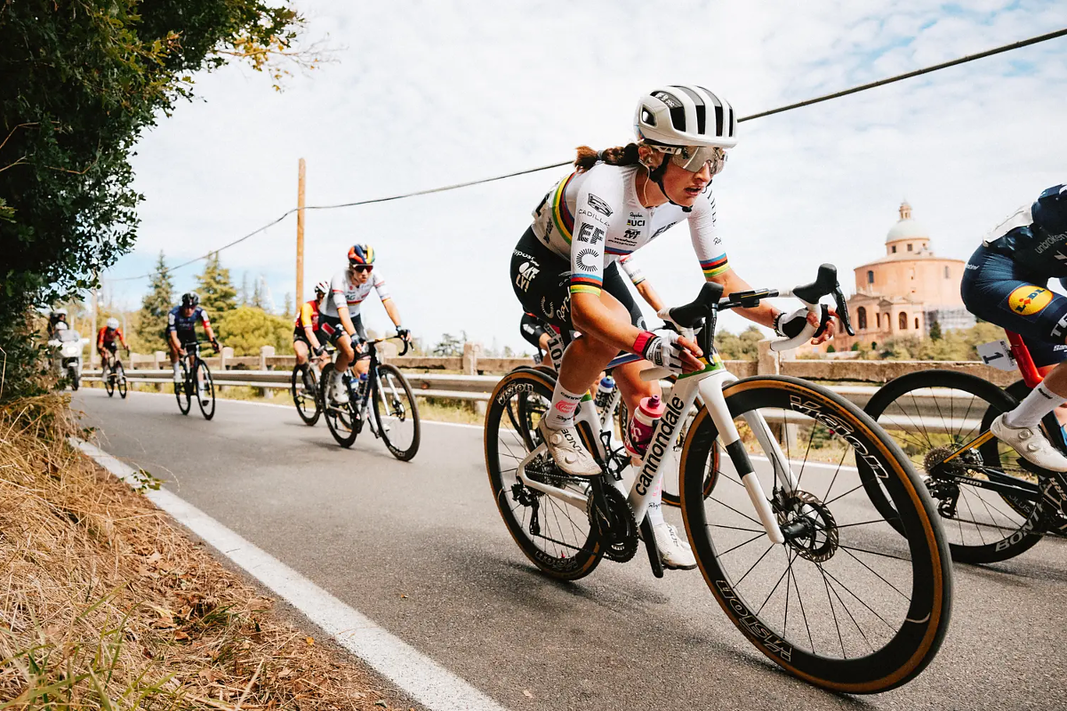 Vallieres alla prima gara in maglia iridata al Giro dell'Emilia ©EF Education-Oatly