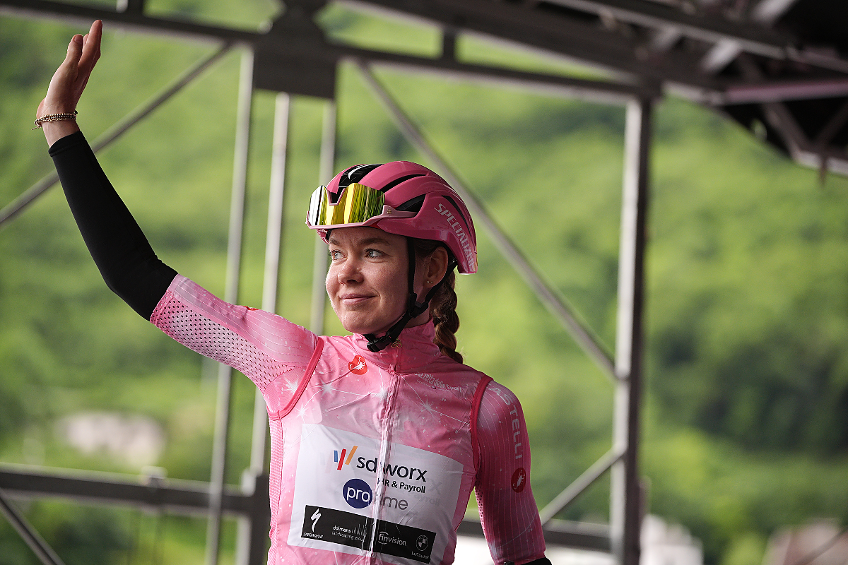 Anna van der Breggen in maglia rosa ©Giro d'Italia Women
