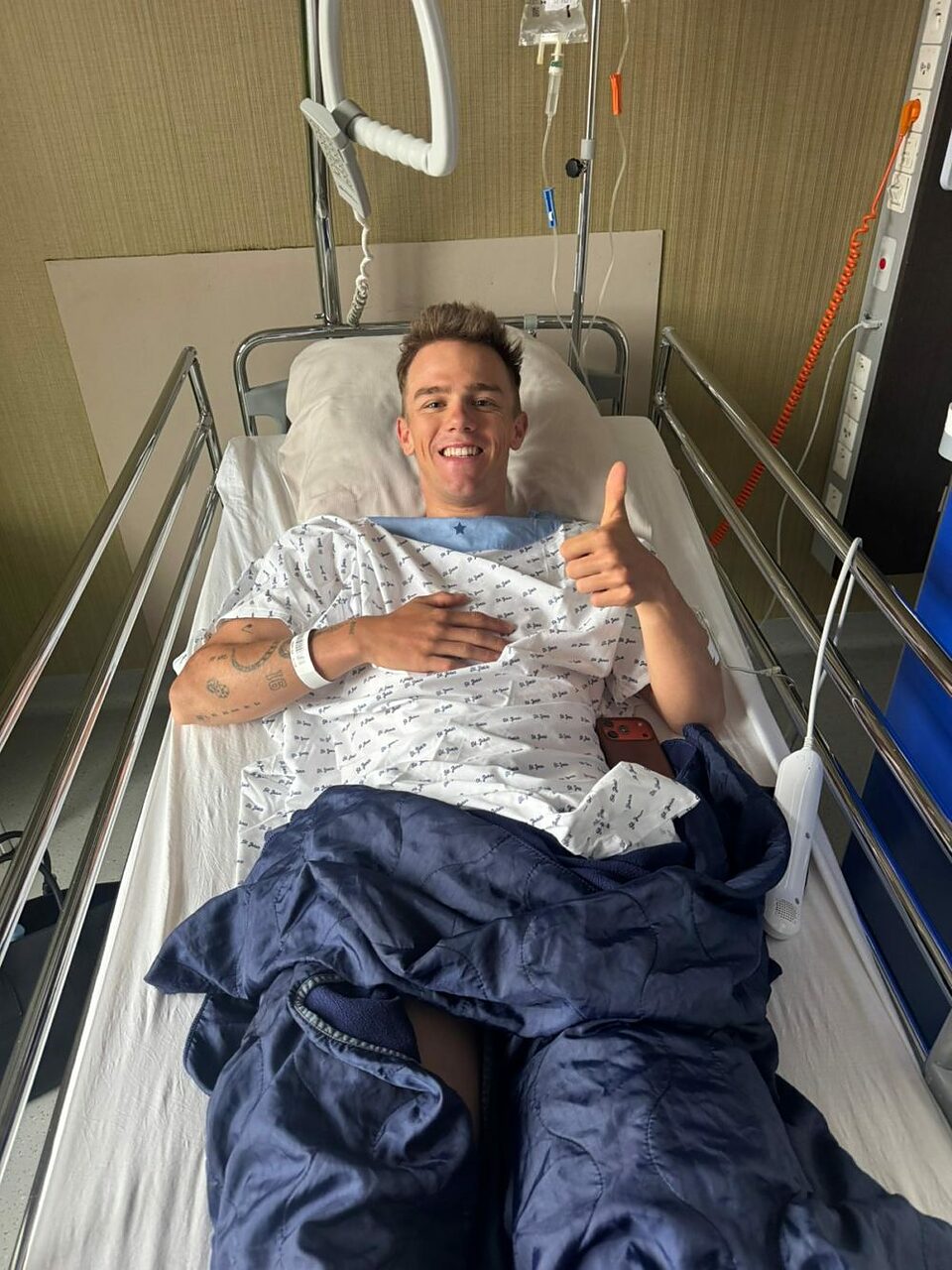 Thibau Nys alza il pollice, dopo l'operazione al ginocchio