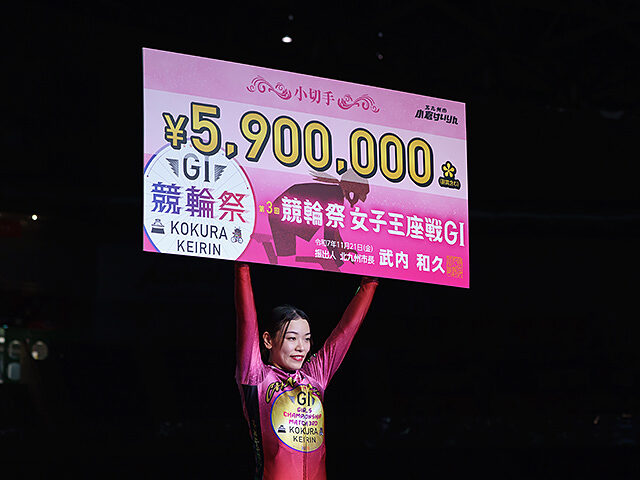 Mina Sato con il premio per aver completato il Grande Slam 2025 ©Chari Roto