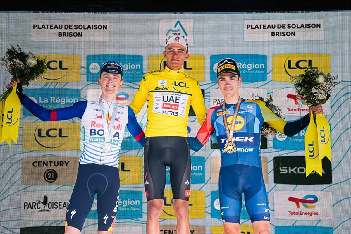 Isaac Del Toro sul podio del Tour Auvergne-Rhône-Alpes 2026 tra Luke Tuckwell e Juan Ayuso © Tour Auvergne-Rhône-Alpes