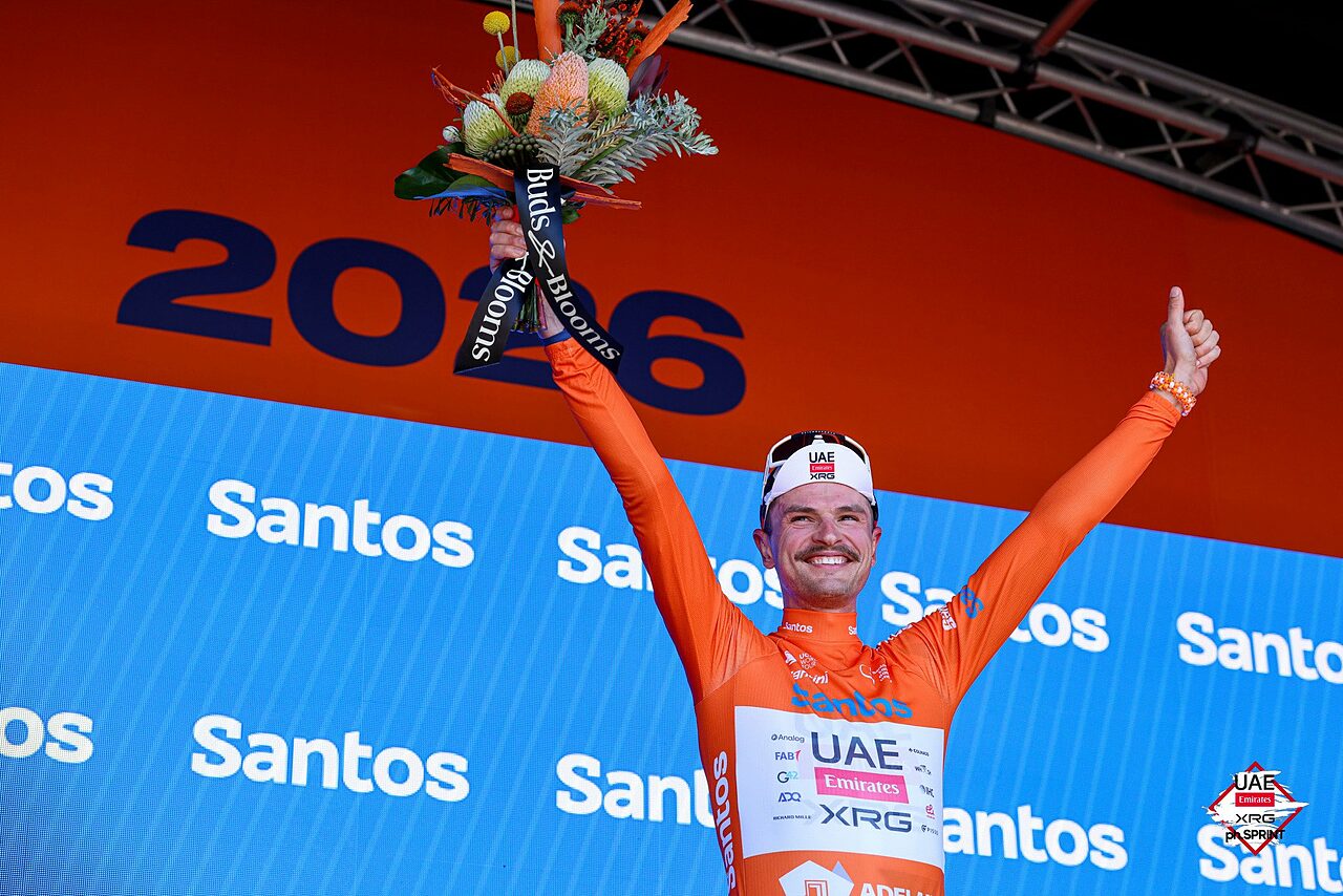 Jay Vine in maglia ocra, dopo la vittoria nella seconda tappa del Tour Down Under 2026 (UAE-Team Emirates-XRG)