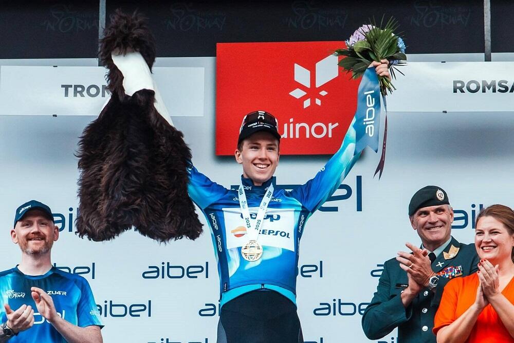 Storm Ingebrigtsen festeggia la maglia di miglior scalatore all'Arctic Race of Norway