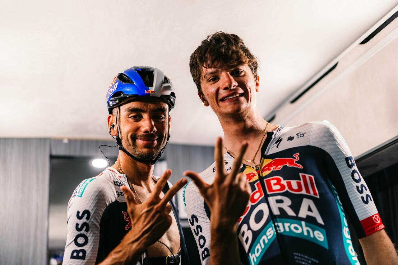 Matteo Sobrero con Giulio Pellizzari alla Vuelta a España 2025 ©Maximilian Fries