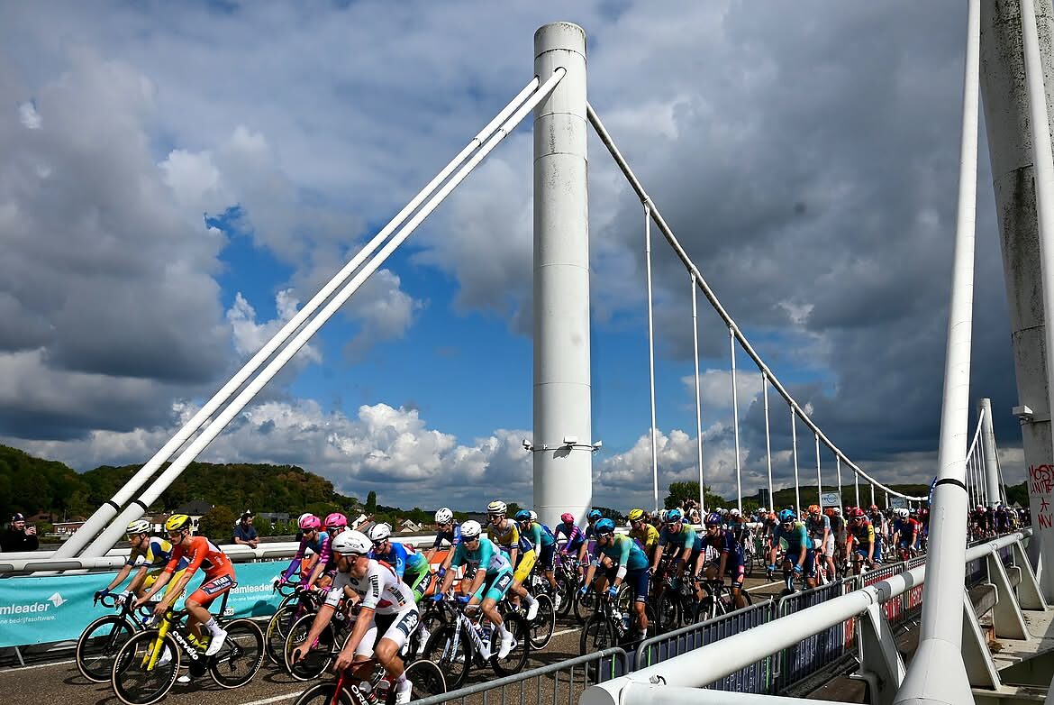 Il gruppo con Jasper Philipsen durante la 4a tappa del Renewi Tour 2026, Riemst - Bilzen Hoeselt ©Brug bij Kanne via IG