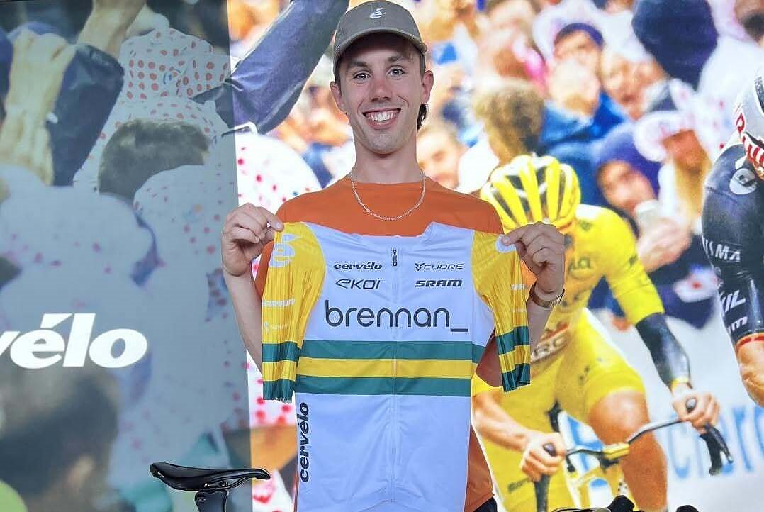 Patrick Eddy mostra la sua maglia di campione australiano