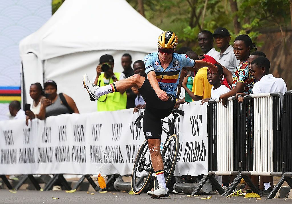 Remco Evenepoel al terzo cambio bici ai mondiali di Kigali 2025