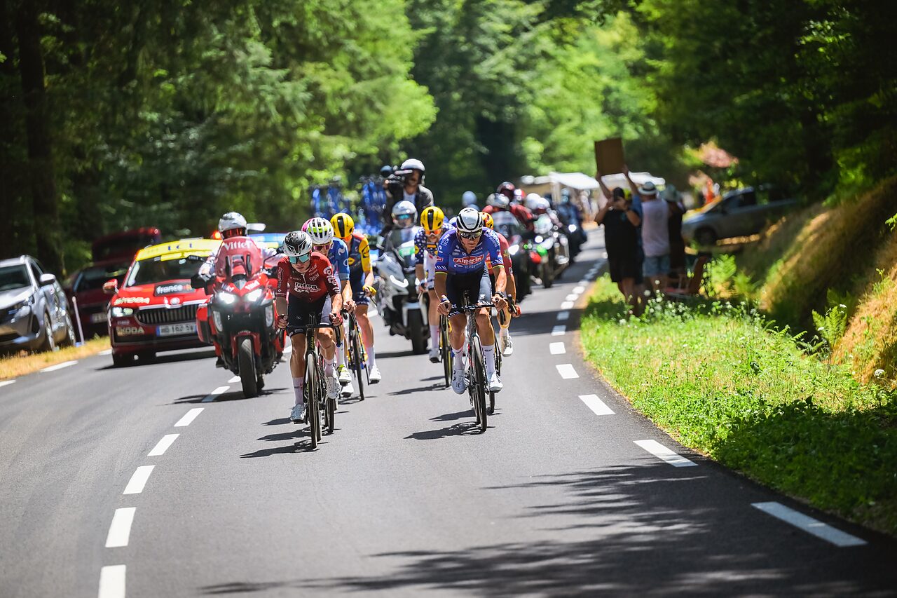 Gli uomini in fuga durante la nona tappa del Tour de France 2026 © Tour de France via X