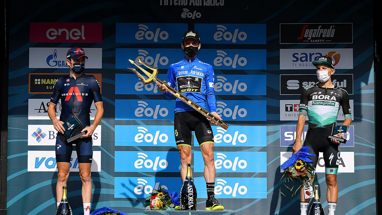 Il podio della Tirreno Adriatico 2020, vinta da Simon Yates