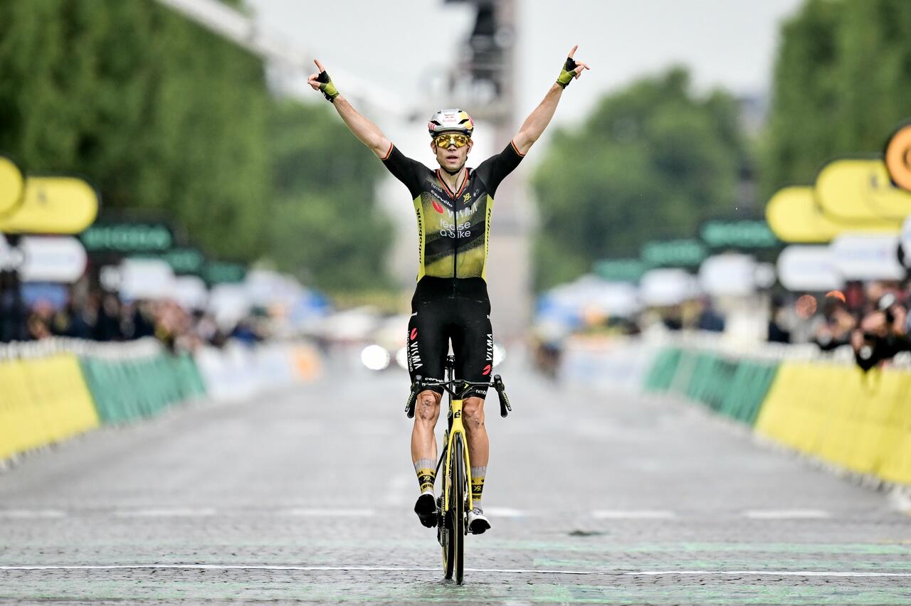Wout van Aert tutto solo sui Campi Elisi nell'ultima tappa del Tour de France © Profilo X Le Tour de France