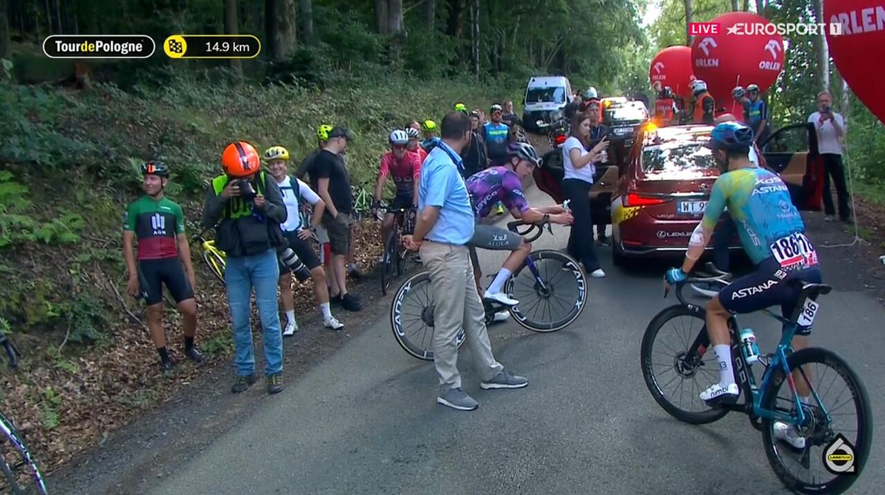 Diego Ulissi e Kelland O'Brien fermi durante la fase di neutralizzazione della terza tappa del Tour de Pologne 2025 © Chasse Patate via X