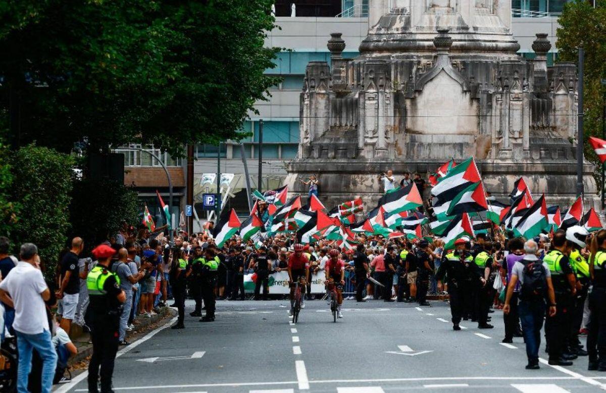 Manifestanti pro-Palestina alla Vuelta a España 2025©info20fr