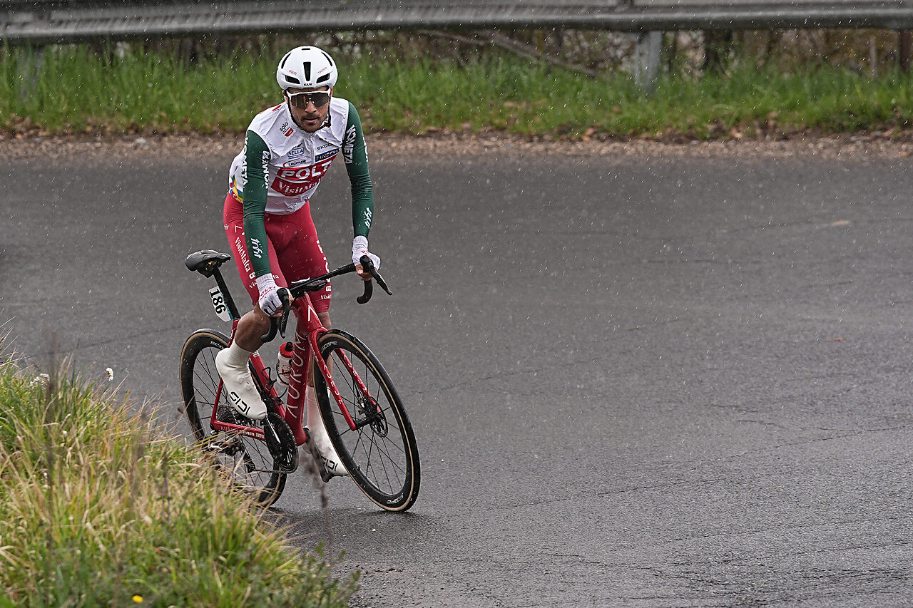 Diego Pablo Sevilla in fuga solitaria durante la terza tappa della Tirreno-Adriatico 2026 © Tirreno-Adriatico via X