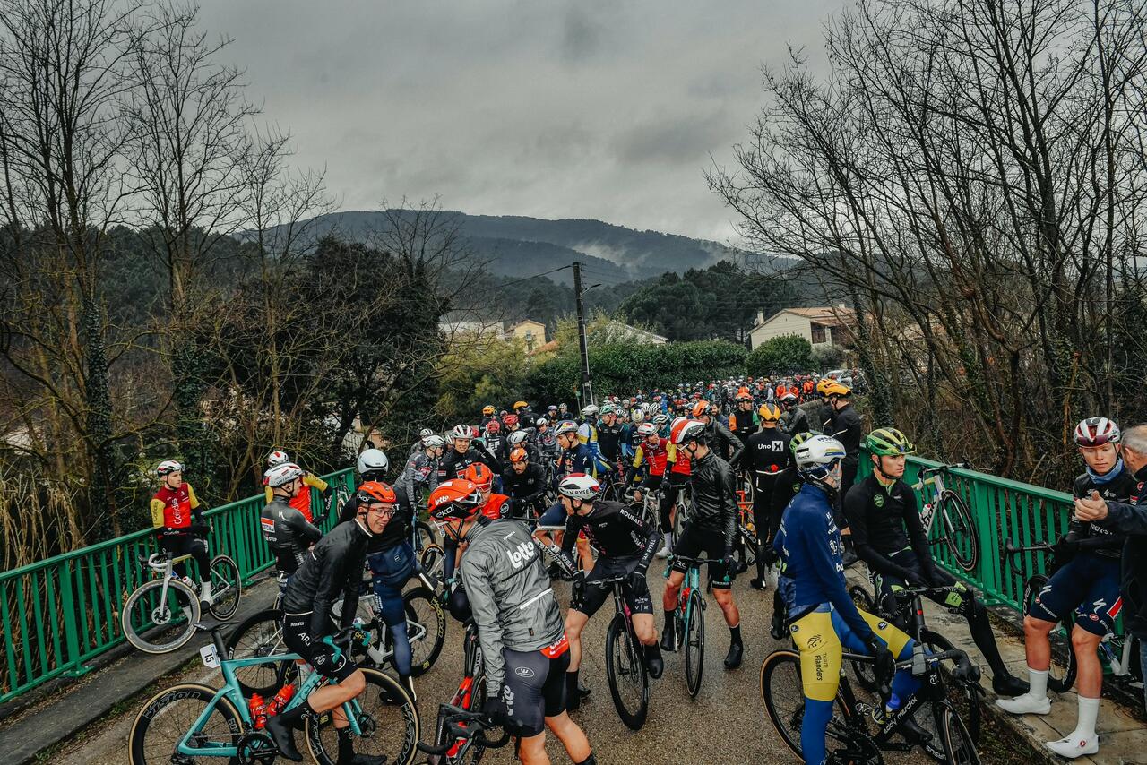 Il gruppo fermo durante la terza tappa dell'Etoile de Bessèges © PhotoNews / Lotto via X