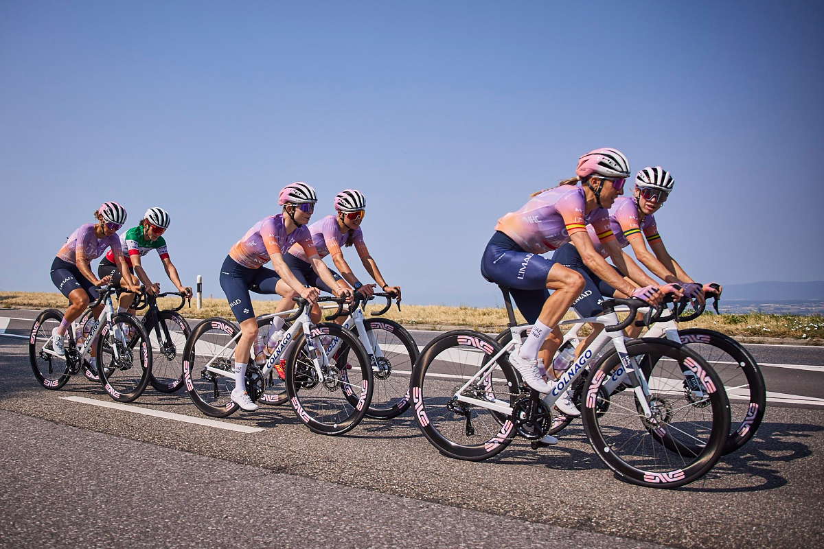 La squadra UAE con la nuova divisa per il Tour de France ©Tom Peeters per UAE Team L'Imad