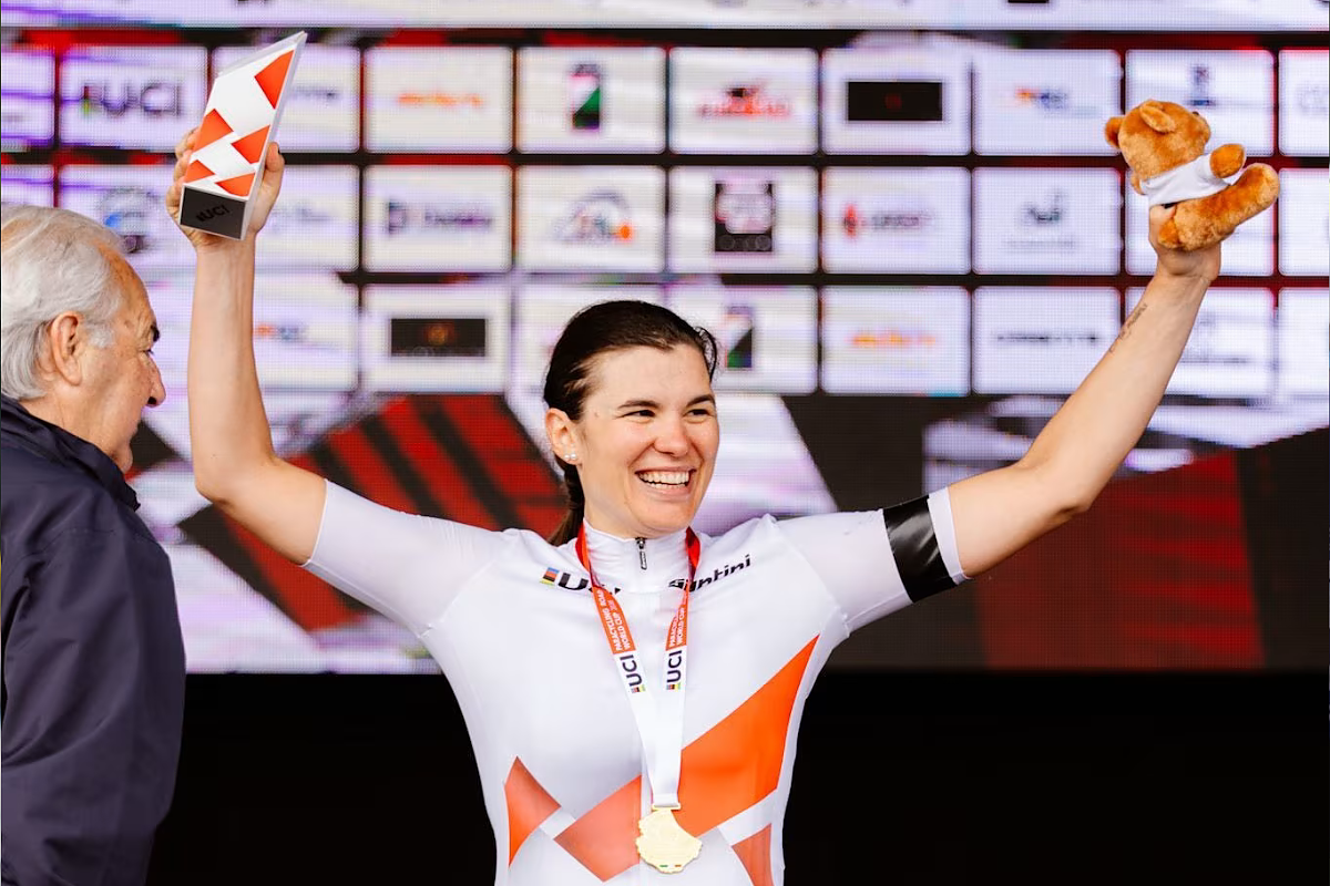 Claudia Cretti con la maglia di leader di categoria WC5  in Coppa del Mondo di paraciclismo ©FCI