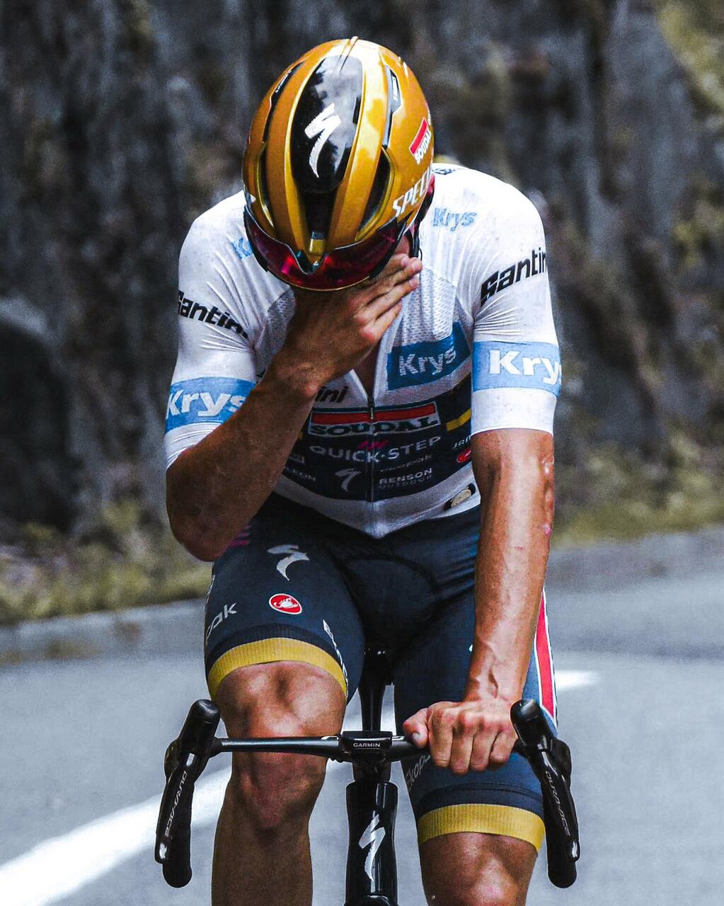 Remco Evenepoel dopo l'abbandono sul Tourmalet, il suo ritiro diventa una caso ©Lukáš Ronald Lukács via X
