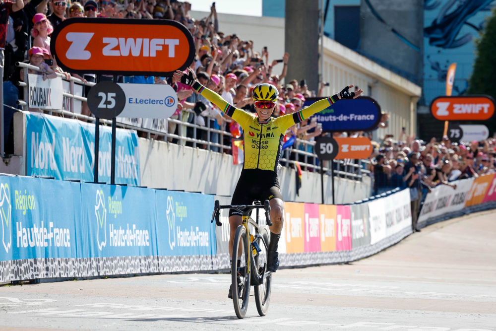 Pauline Ferrand-Prévot arriva in solitaria nel velodromo di Roubaix ©Team Visma Lease a Bike
