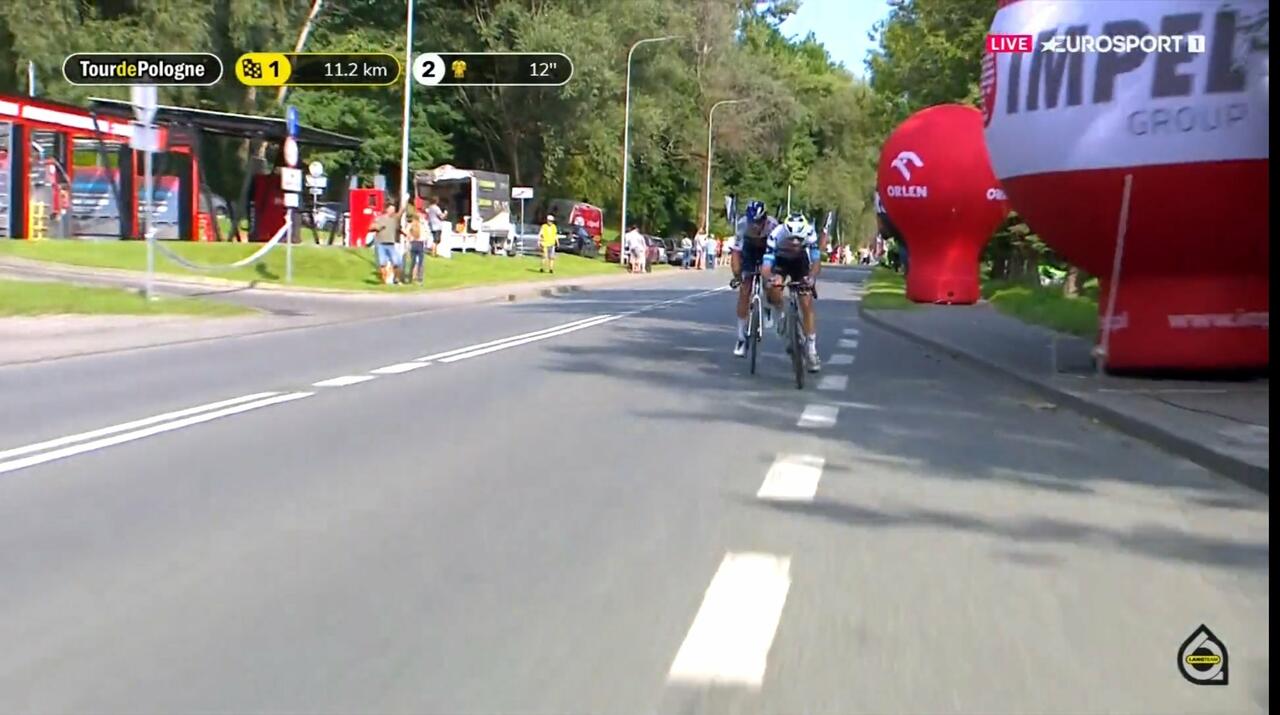 Lorenzo Milesi e Filip Maciejuk cercano di resistere al ritorno del gruppo nel finale della quarta tappa del Tour de Pologne 2025