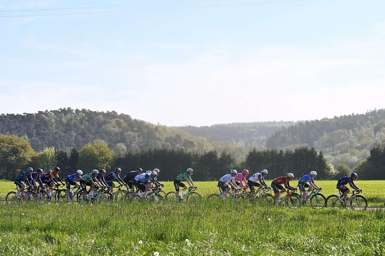 La prima parte del gruppo in fuga durante la Liegi-Bastogne-Liegi 2026 © Liège-Bastogne-Liège via X