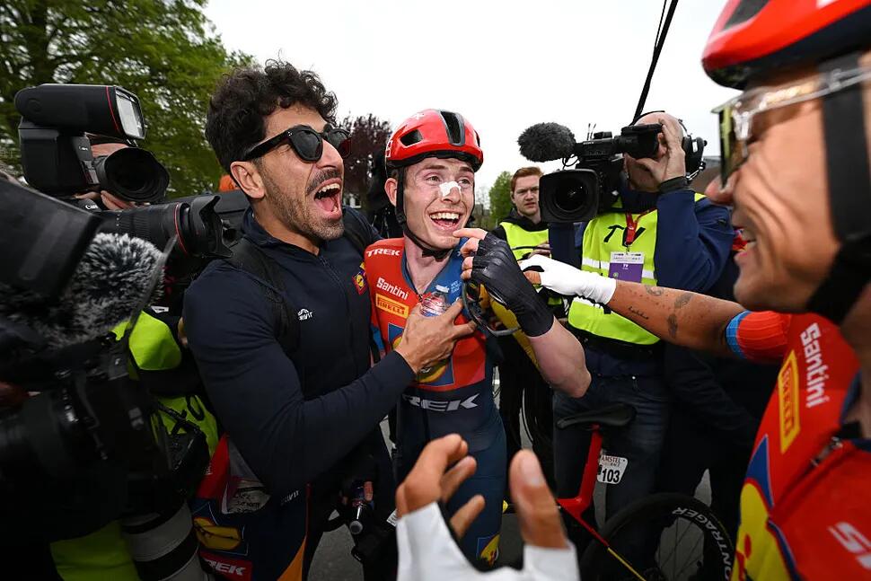 Mattias Skjelmose fa festa dopo l'arrivo della Amstel Gold Race © Getty