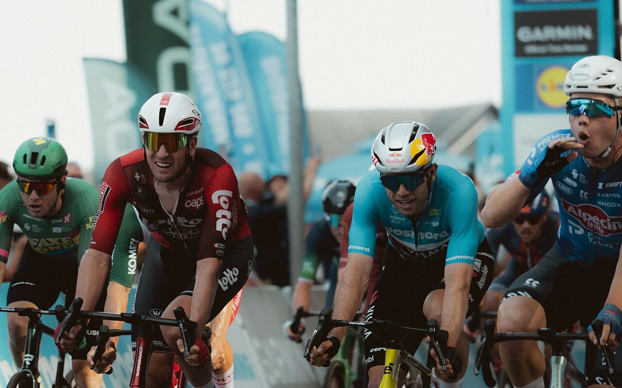 Van Aert, Plowright e Toon Aerts sul traguardo della seconda tappa del Tour od Denmark 2026 © Mark Toepfer via Instagram