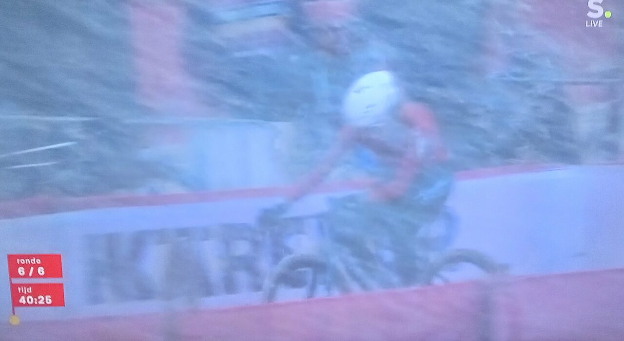 Una bufera di neve colpisce Mol durante la gara femminile dello Zilvermeercross