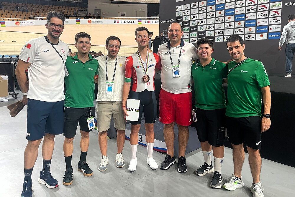 Carlos Miguel Salgueiro festeggia la medaglia di bronzo nella corsa a punti ai Campionati del Mondo su pista