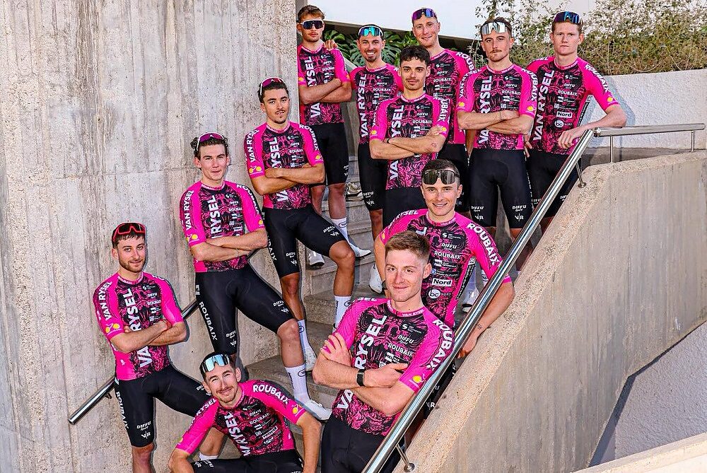 I corridori della Van Rysel Roubaix in posa