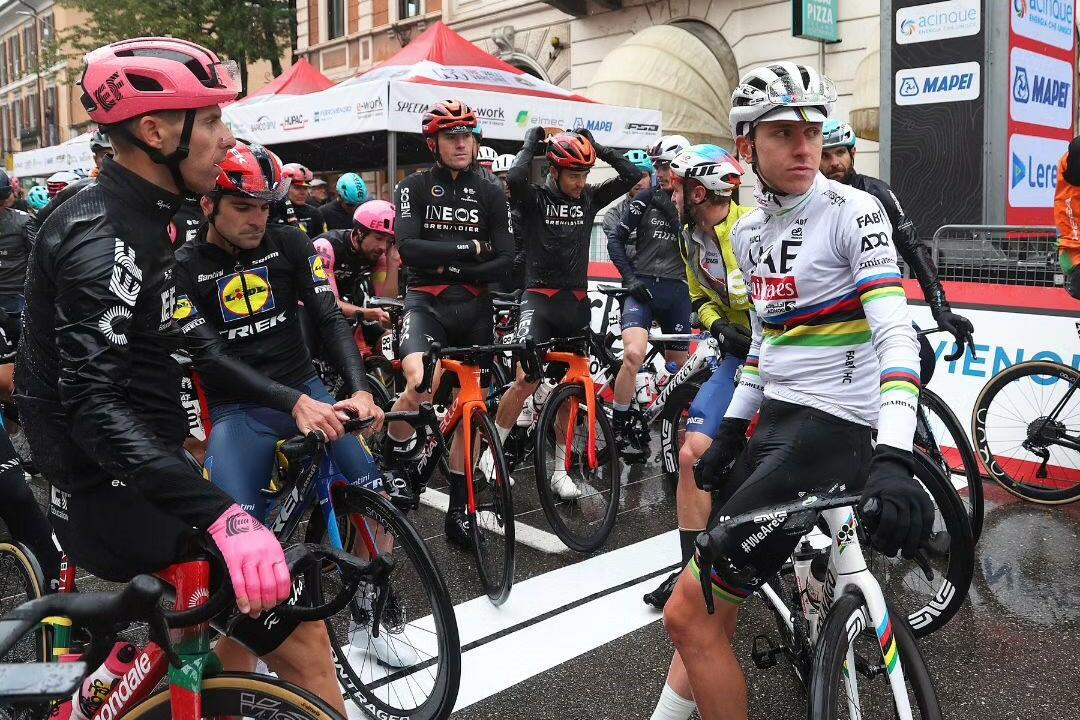 Pogačar e la testa del gruppo in attesa di prendere il via della Tre Valli Varesine 2024 ©Alessandro Perrone/SprintCycling via IG