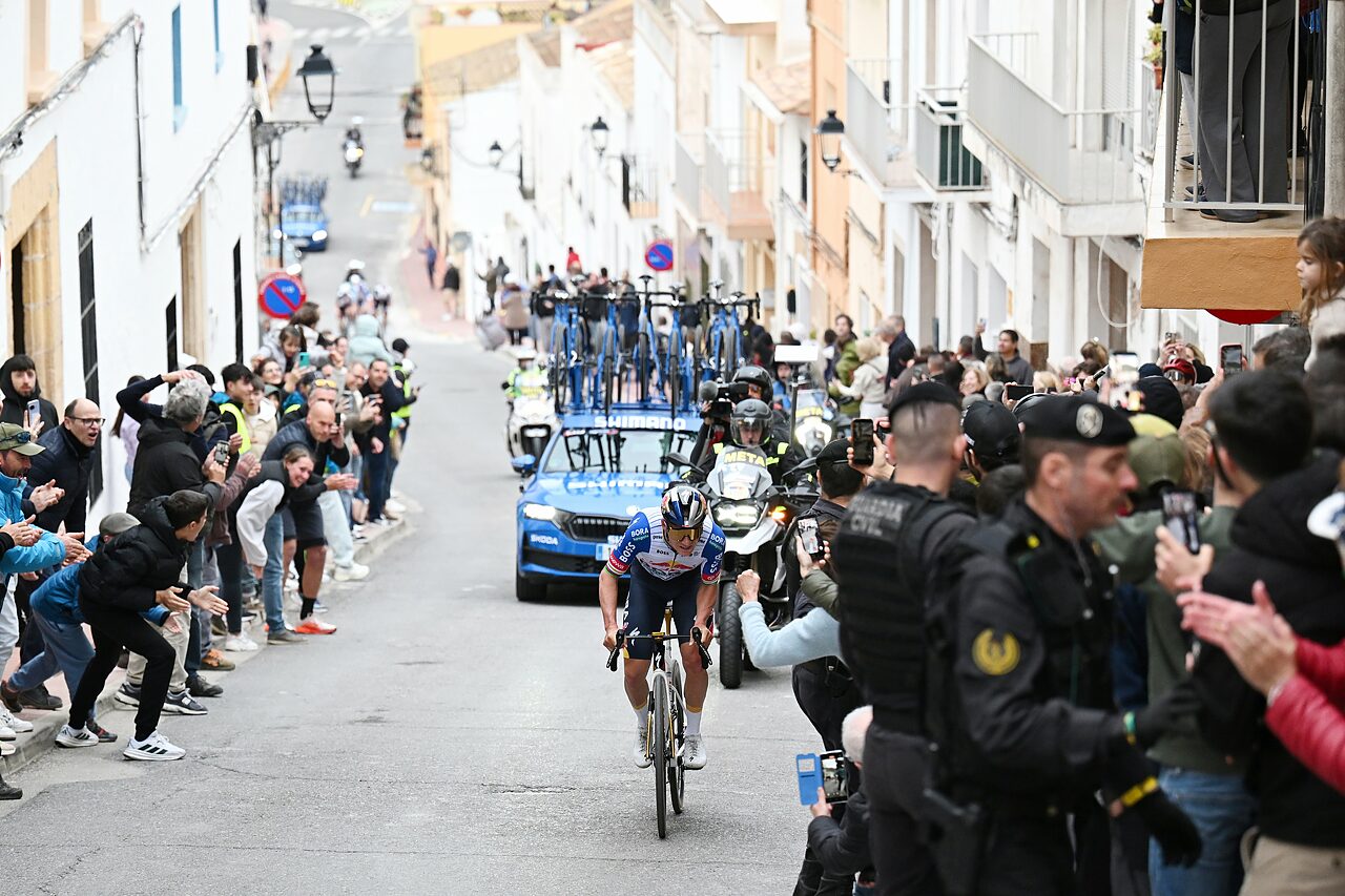 Remco Evenepoel tutto solo, su uno degli ultimi strappi della 4a tappa della Valenciana 2026 (Getty Sport)