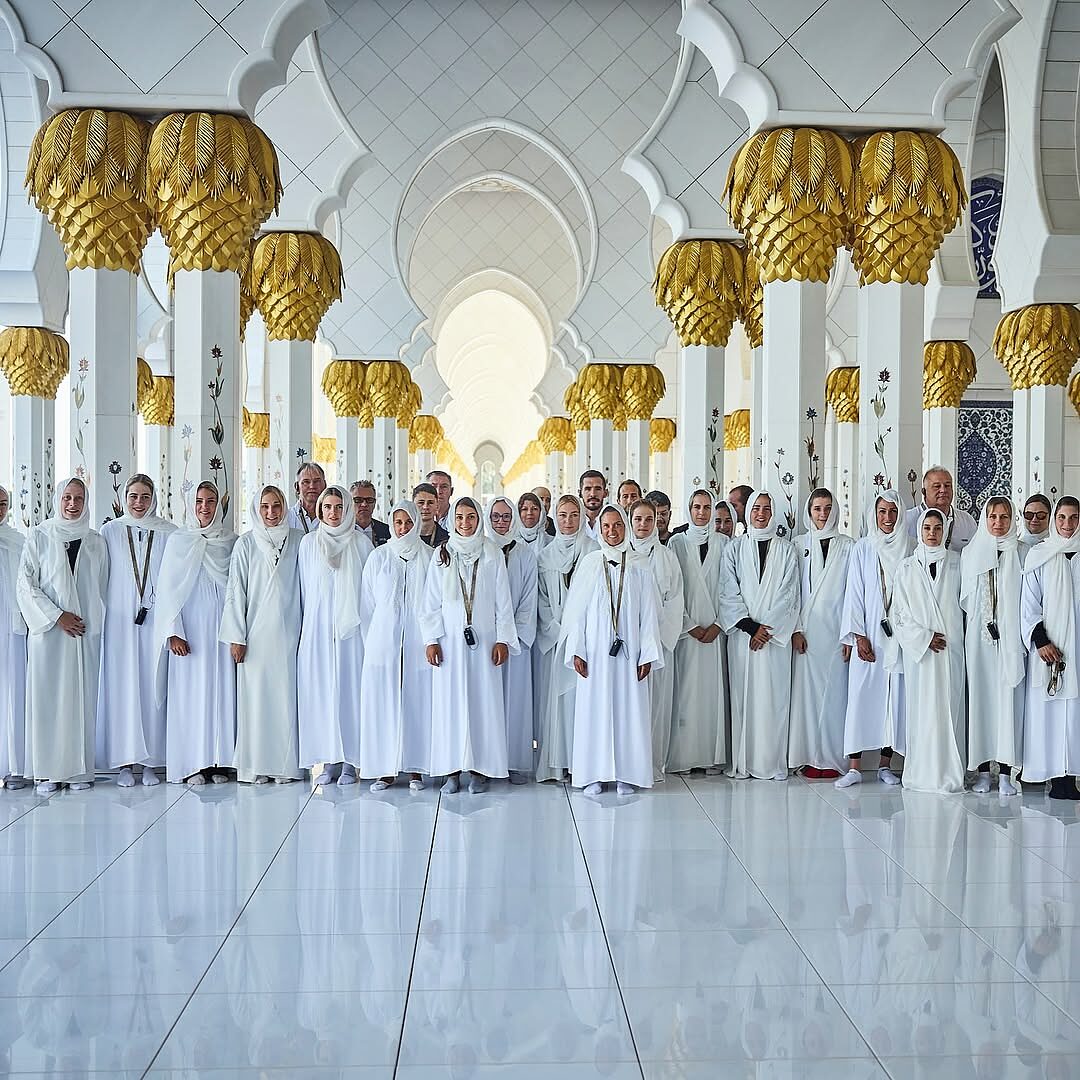 La UAE ADQ in visita alla Sheikh Zayed Grand Mosque di Abu Dhabi, a ottobre 2025 ©UAE team ADQ