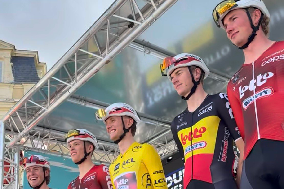La Lotto-Groupe Wanty sul palco con Driesen in maglia gialla ©Lotto-Intermarché