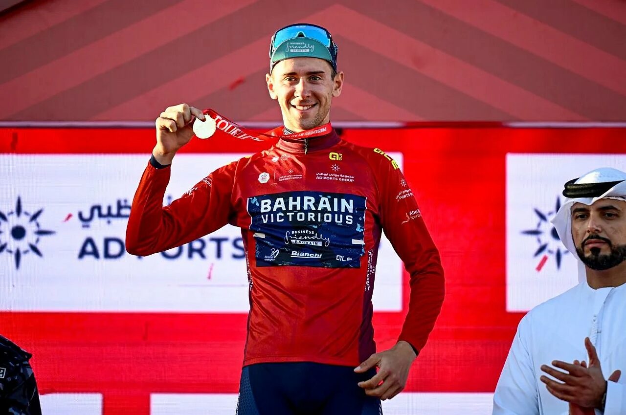 Antonio Tiberi (Bahrain-Victorious) indossa la maglia rossa di leader dopo aver vinto la terza tappa dell'UAE Tour 2026 ©Sprint Cycling