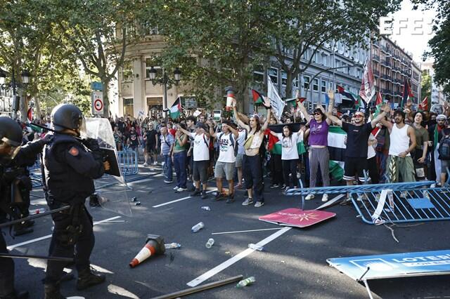 I manifestanti filo-palestinesi sul Paseo del Prado durante l'ultima tappa della Vuelta a España 2025 (EFE/Rodrigo Jiménez) Di