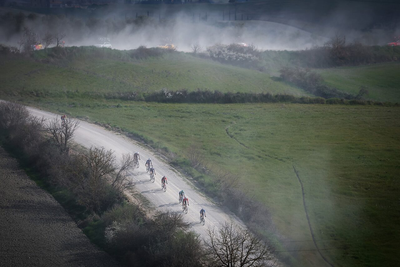 La polvere come un segnale di fumo consente di seguire a distanza la posizione della corsa @ RCS Sport